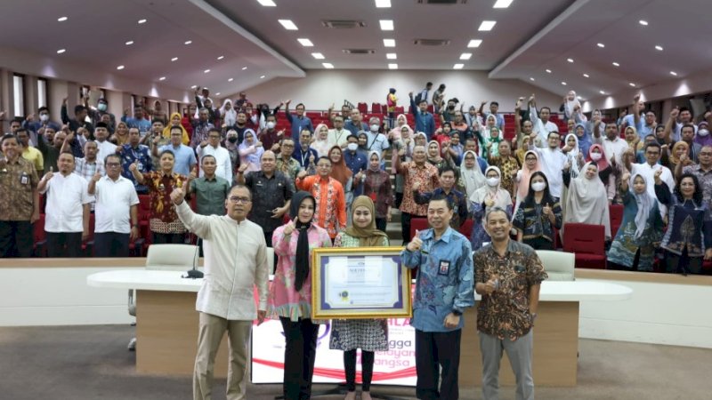 Penyerahann sertifikat APIP Level 3 itu diserahkan di Ruang Sipakatau, Balai Kota Makassar, Jumat (14/4/2023). 