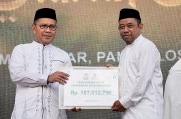 Wali Kota Makassar Serahkan Zakat Lewat Baznas pada Gerakan Salat Subuh Berjemaah