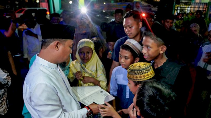 Gubernur Sulsel Laksanakan Salat Tarawih Berjamaah di Masjid Agung Takalar