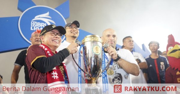 Angkat Piala Juara Liga 1, Taufan Pawe Konvoi Kemenagan Bersama PSM Makassar