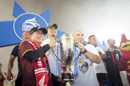 Angkat Piala Juara Liga 1, Taufan Pawe Konvoi Kemenagan Bersama PSM Makassar