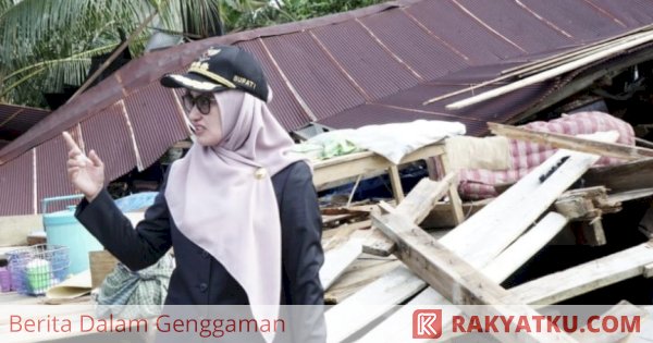 Serahkan Bantuan ke Warga Terdampak Angin Kencang, Bupati Lutra: Waspada Cuaca Ekstrem