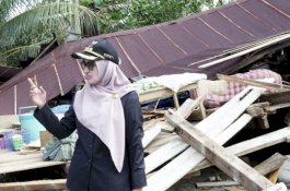 Serahkan Bantuan ke Warga Terdampak Angin Kencang, Bupati Lutra: Waspada Cuaca Ekstrem