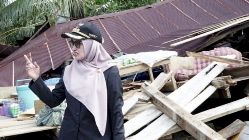 Serahkan Bantuan ke Warga Terdampak Angin Kencang, Bupati Lutra: Waspada Cuaca Ekstrem