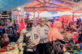 Cegah Aksi Kejahatan di Penghujung Ramadhan, Polsek Sabbangparu Patroli Pasar Rakyat Salojampu