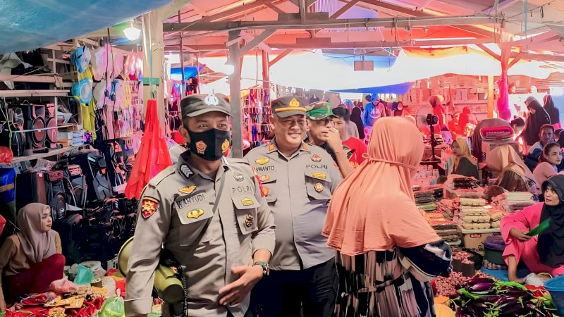 Cegah Aksi Kejahatan di Penghujung Ramadhan, Polsek Sabbangparu Patroli Pasar Rakyat Salojampu