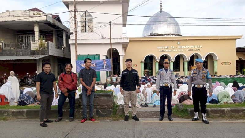 Pelaksanaan salat Idulfitri 1444 H/2023 M oleh warga Muhammadiyah di Kabupaten Barru, Sulsel, Jumat (21/4/2023), dijaga personel Polres Barru.