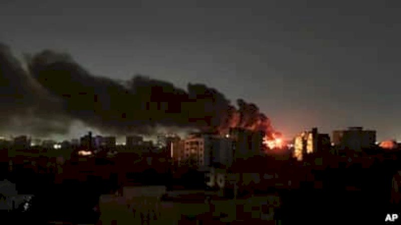 FILE - Asap hitam mengepul saat api berkobar di Khartoum, Sudan, 16 April 2023.