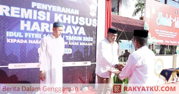 Kakanwil Kemenkumham Sulsel Serahkan Remisi untuk warga Binaan Pemasyarakatan di Lapas Makassar