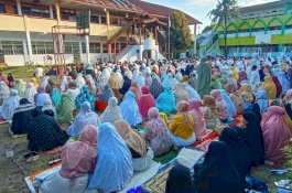 Gelar Sholat Idul Fitri di Lapangan Yayasan Tamalatea, Ketua Yayasan Tamalatea Bagi Kupon Undian ke Jamaah yang Datang 