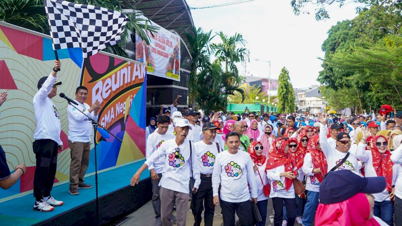 Taufan Pawe Lepas Jalan Sehat Reuni Akbar SMAN 1 Parepare