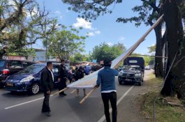 Hari Pertama Kerja Pascalebaran, Bapenda Makassar Tertibkan Reklame di Ruas Jalan Protokol
