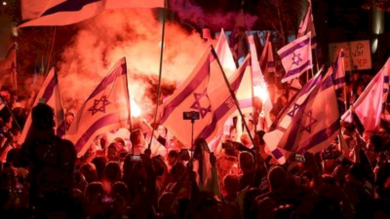 Puluhan ribu warga Israel kembali demo bertepatan dengan peringatan hari kemerdekaan negara itu. (AFP/JACK GUEZ)