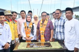 Dulu Naik Pincara, Kini Ribuan Warga Luwu Utara Menikmati Megahnya Jembatan Gantung