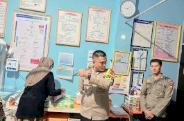 Kapolres Wajo Kunjungi Bayi Yang Ditemukan Dalam Kardus