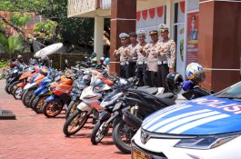 Motor-motor Pelaku Balap Berjejer di Mapolres Barru