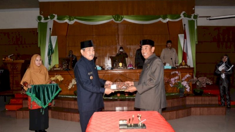 Serah terima rekomendasi Laporan Keterangan Pertangungjawaban (LKPj) kepala daerah tahun anggaran (TA) 2022 dari DPRD Sidrap dalam rapat paripurna di gedung DPRD Sidrap, Jumat (28/4/2023).