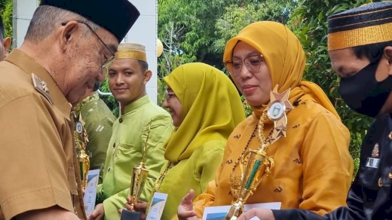 Perayaan Hardiknas di Parepare, Wawali Serahkan Penghargaan Guru dan Pelajar