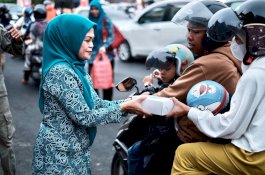 PKK dan DWP Gowa Berbagi 3.000 Takjil untuk Masyarakat