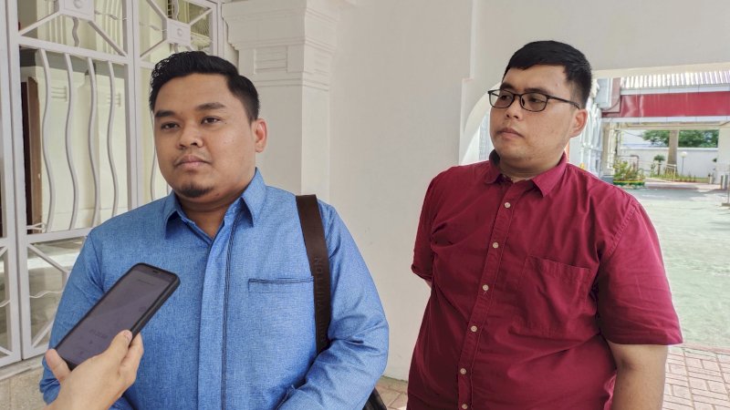 Hasnan Hasbi (kemeja biru), penasehat hukum mantan Kepala Gudang Bulog Pinrang Muhammad Idris. (Dok Rakyatku.com)