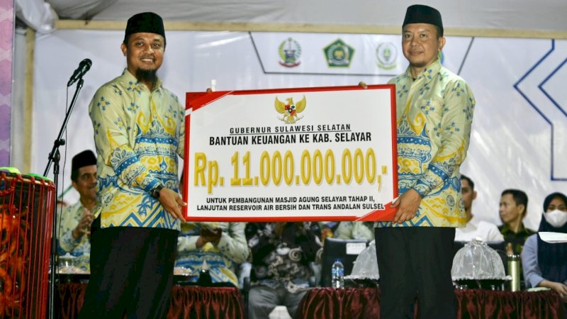Gubernur Sulsel Serahkan Bantuan Keuangan Rp11 Miliar untuk Pembangunan Masjid Agung Selayar