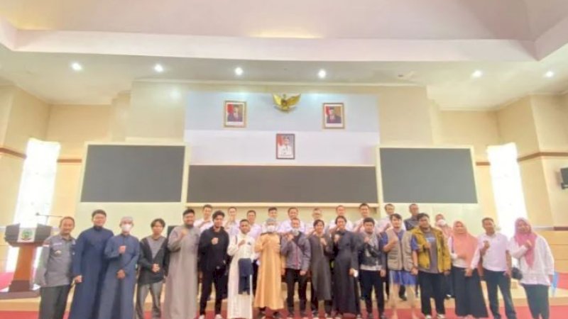 Mahasiswa Sudah asal Sulsel yang telah diterima Kesbangpol Sulsel di Kantor Gubernur Sulsel, Makassar, Rabu (3/5/2023). (Foto: Antara/Nur Suhra Wardiah)