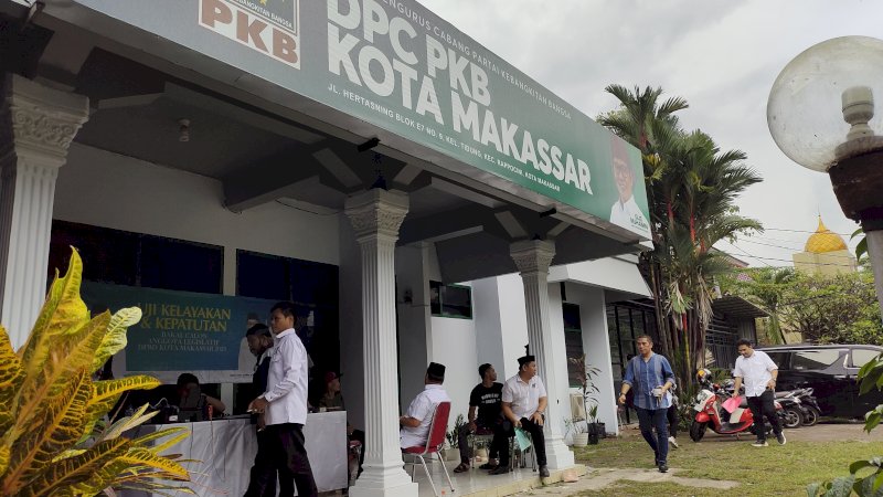 Suasana pendaftaran bacaleg dan Uji Kompetensi dan Kepatutan (UKK) Bacaleg di kantor PKB Makassar pada Kamis 4/5/2023. (Dok Rakyatku.com)
