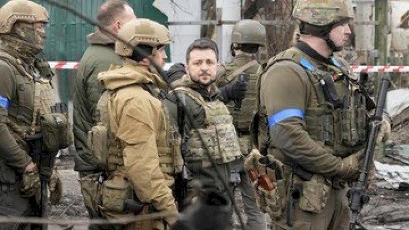 Presiden Ukraina Volodymyr Zelenskyy memeriksa lokasi pertempuran di Bucha dekat dengan Kyiv, Ukraina, Senin, (4/4/2022). (AP/Efrem Lukatsky)
