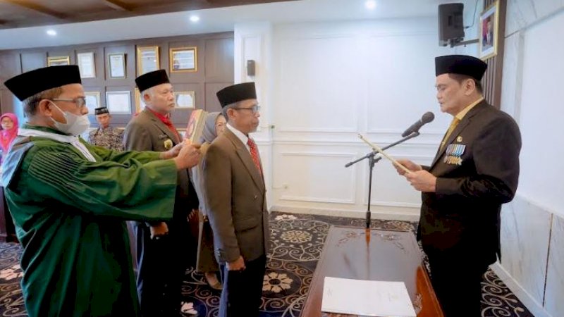 Bupati Barru, Suardi Saleh (kanan), melantik Ahsan Jafar sebagai Direktur Umum (Dirut) Perusahaan Air Minum Tirta Waesai (PDAM Barru) masa bakti 2023-2028, Jumat (6/5/2023).