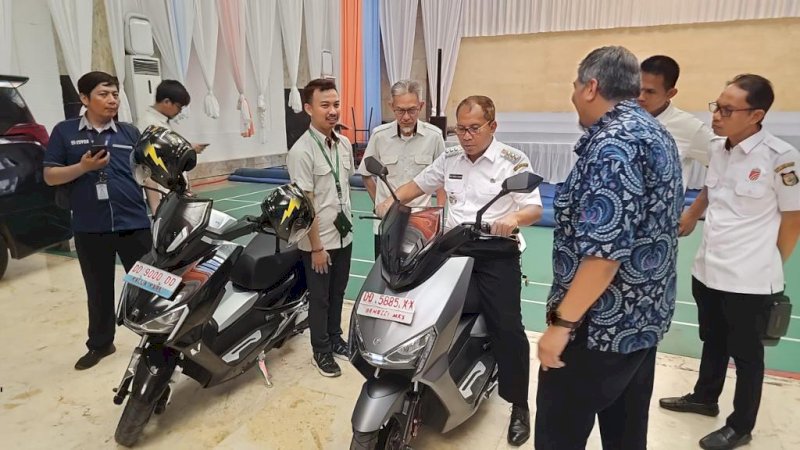 Kalla Kars Boyong Motor Listrik Ke Rumah Walikota Sekaligis Silaturahmi
