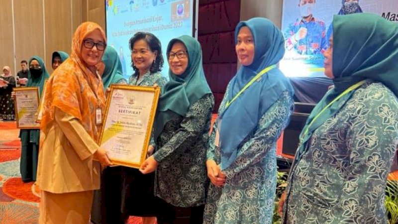 Ketua TP PKK Enrekang, Johra MB (ketiga kanan), menerima penghargaan dari Dinkes Sulsel pada acara Pekan Imunisasi Dunia 2023 di Kota Makassar, Selasa (9/5/2023).