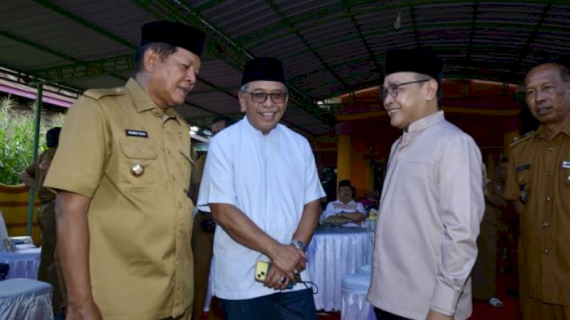 Ilham Arief Sirajuddin atau IAS (kedua kiri) di Kecamatan Donri-Donri, Kabupaten Soppeng, Sulsel, Selasa (9/5/2023).