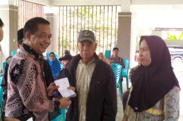 Partai Gerindra Serahkan Bantuan Bedah Rumah ke Ratusan Warga Barru