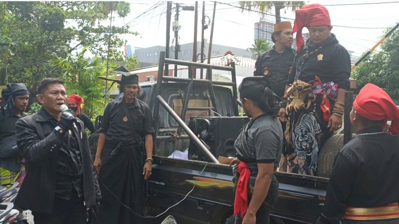 Ratusan Massa LAKG Sambangi Kanwil BPN Makassar