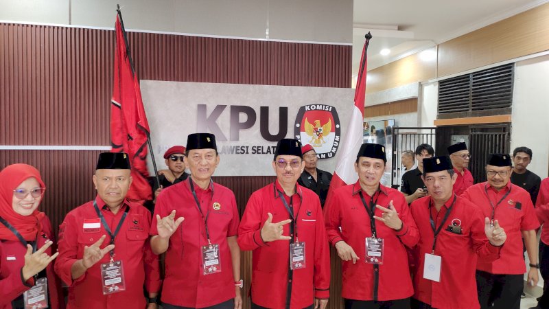 PDIP Sulsel sebelum menyerahkan Bacaleg di kantor KPU Sulsel pada Kamis 11 Mei 2023. (Dok Rakyatku)
