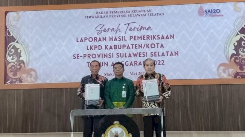 serah terima Laporan Hasil Pemeriksaan (LHP) atas Laporan Keuangan Pemerintah Daerah (LKPD) Tahun Anggaran 2022 di Kantor BPK Perwakilan Provinsi Sulawesi Selatan (Sulsel), Kota Makassar, Jumat (12/5/2023).