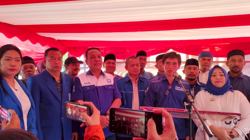 Ketua PAN Makassar, Hamzah Hamid memberikan keterangan pers usai mendaftarkan Bacaleg di KPU Makassar pada Jumat 12 Mei 2023. (Dok Rakyatku)
