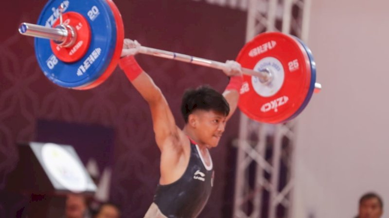 Muhammad Husni menjalani debutnya sebagai atlet angkat besi di SEA Games 2023 Kamboja. Dia sukses meraih medali perunggu dari nomor men 55 kilogram. (foto:egan/kemenpora.go.id)