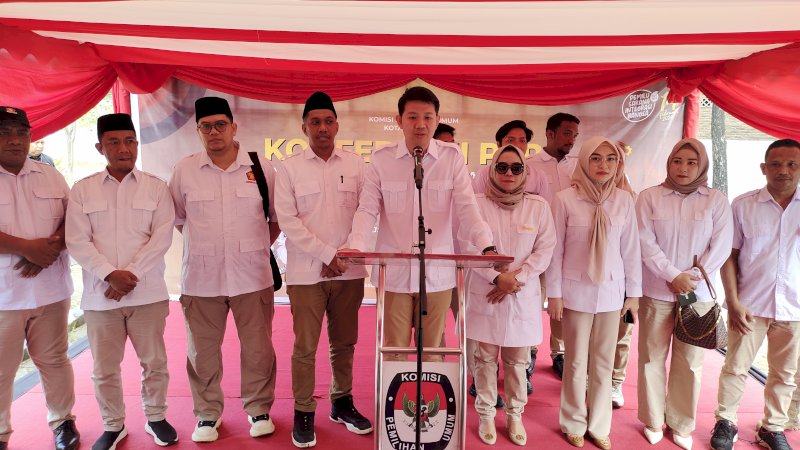 Ketua DPC Partai Gerindra Kota Makassar, Eric Horas memberikan keterangan pers usai mendaftar Bacaleg di KPU Makassar pada Ahad 14 Mei 2023. (Dok Rakyatku)