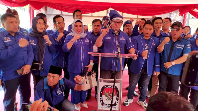 Ketua DPC Partai Demokrat Kota Makassar, Adi Rasyid Ali (ARA) memberikan keterangan pers usai mendaftarkan Bacaleg di KPU Makassar pada Ahad 14 Mei 2023. (Dok Rakyatku)