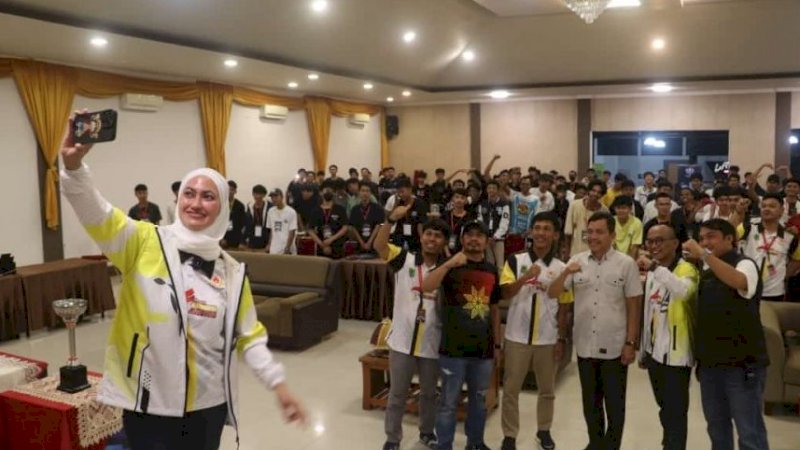 Bupati Luwu Utara, Indah Putri Indriani (IDP), berswafoto dengan para peserta saat pembukaan turnamen di Aula Hotel Bukit Indah, Masamba, Kabupaten Luwu Utara, Sulsel, Sabtu (13/5/2023).