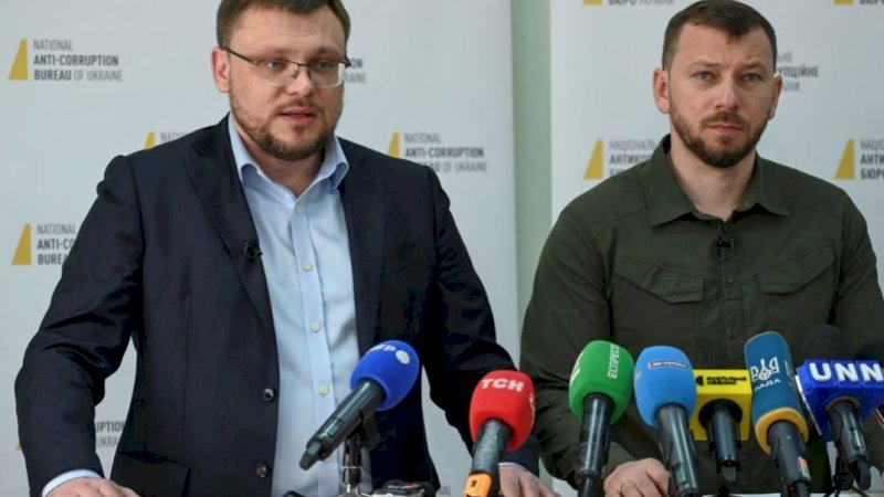 Direktur Biro Antikorupsi Nasional Semen Kryvonos dan Direktur Kantor Kejaksaan Khusus Antikorupsi Oleksandr Klymenko menghadiri konferensi pers yang didedikasikan untuk penahanan ketua Mahkamah Agung Ukraina, di Kyiv, Ukraina 16 Mei 2023. (REUTERS/Viacheslav Ratynskyi)