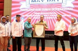 Ketua DPRD Makassar dan Wali Kota Dapat Penghargaan Dari LKS