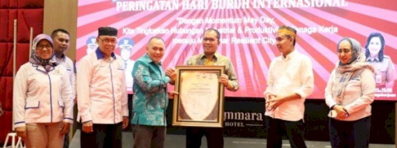 Ketua DPRD Makassar dan Wali Kota Dapat Penghargaan Dari LKS
