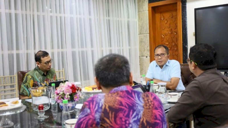 Rapat bersama Wali Kota Makassar, Mohammad Ramdhan Pomanto (Danny) terkait pelaksanaan Makassar Investment Forum (MIF) 2023 di Jalan Amirullah, Rabu (17/5/2023) malam. (Foto: Humas Kominfo Makassar)