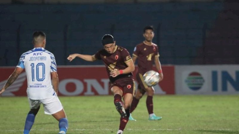 Kenzo Nambu (tendang bola). (Foto: PSM Makassar)