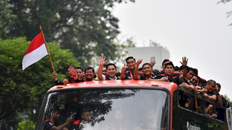 Arak-arakan perayaan kemenangan Timnas Indonesia U-22 pada ajang sepak bola SEA Games, Jakarta, Jumat (19/5/2023). (Foto: PSSI)