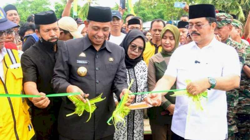 Peresmian jembatan gantung Pattema Bakke di Desa Tadangpalie, Kecamatan Pammana, Kabupaten Wajo, Sulawesi Selatan, Jumat (19/5/2023). 