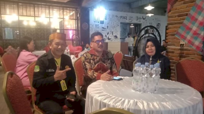 Sekretaris Daerah (Sekda) Sidrap, Basra (tengah), saat menghadiri grand final Ana' Dara Malebbi Kallolo Magaretta 2023 di Nagoya Cafe & Play, Jumat (19/5/2023) malam.