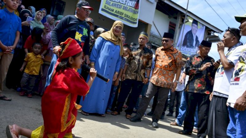 Warga menyambut kedatangan Ilham Arief Sirajuddin (IAS) di Desa Abbulosibatang, Kecamatan Bontoramba, Kabupaten Jeneponto, Sabtu (20/5/2023).